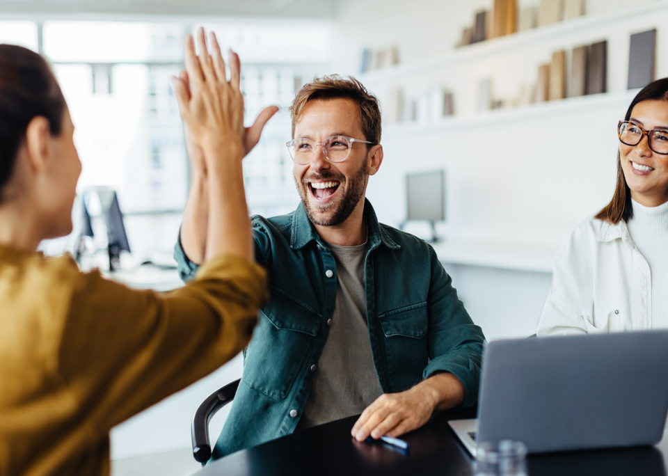 zadowoleni ludzie w biurze