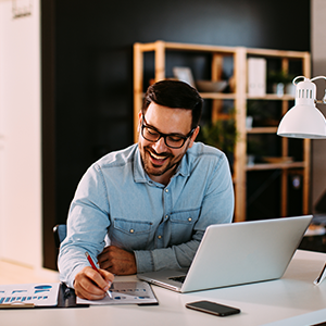 Mężczyzna przy komputerze