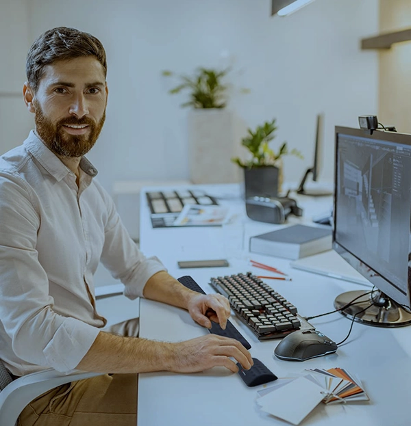 projektant przy komputerze