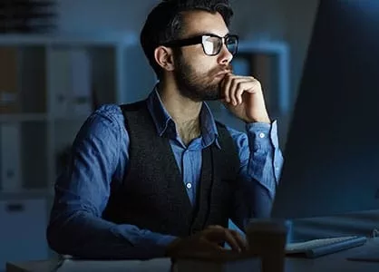 mężczyzna przy komputerze