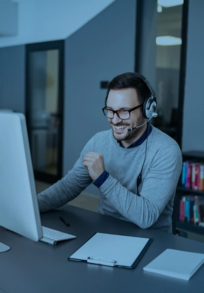 mężczyzna w biurze przy komputerze