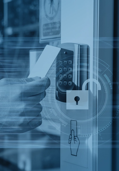 czytnik i karta kontroli dostępu na drzwiach