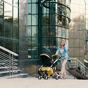 kobieta z wózkiem dziecięcym