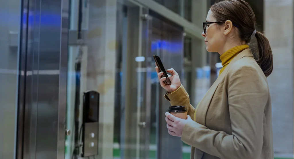 Rejestr gości w firmie – dostęp do budynku przy użyciu telefonu w systemie kontroli dostępu