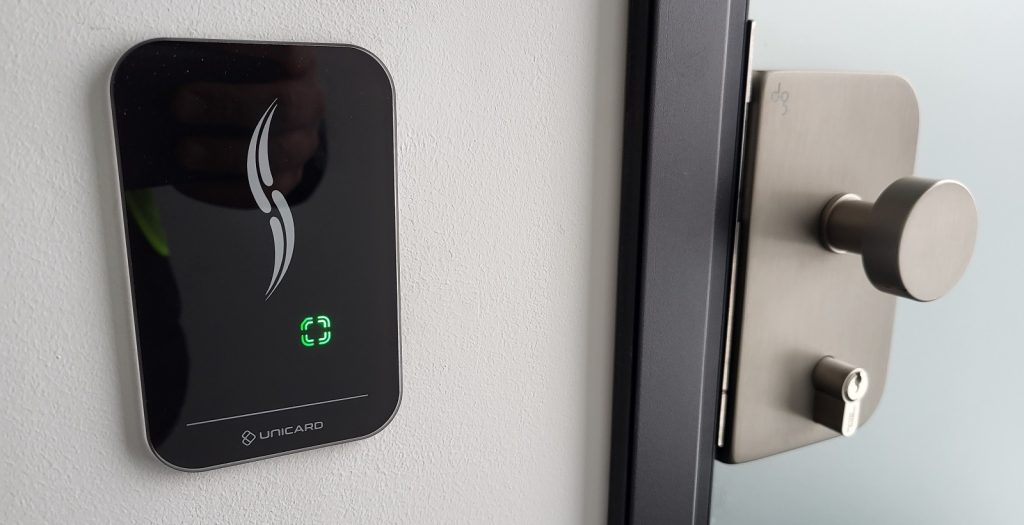 Czytnik kontroli dostępu Unicard przy drzwiach wewnętrznych w siedzibie firmy Drog‑Bruk